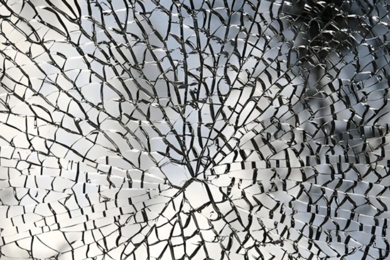 Tempered Glass Spontaneous Breakage: Causes, Risks, and Prevention
